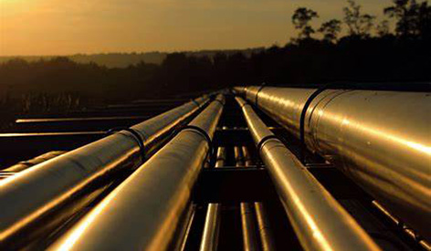 What properties should the anti-corrosion layer of the steel pipeline have